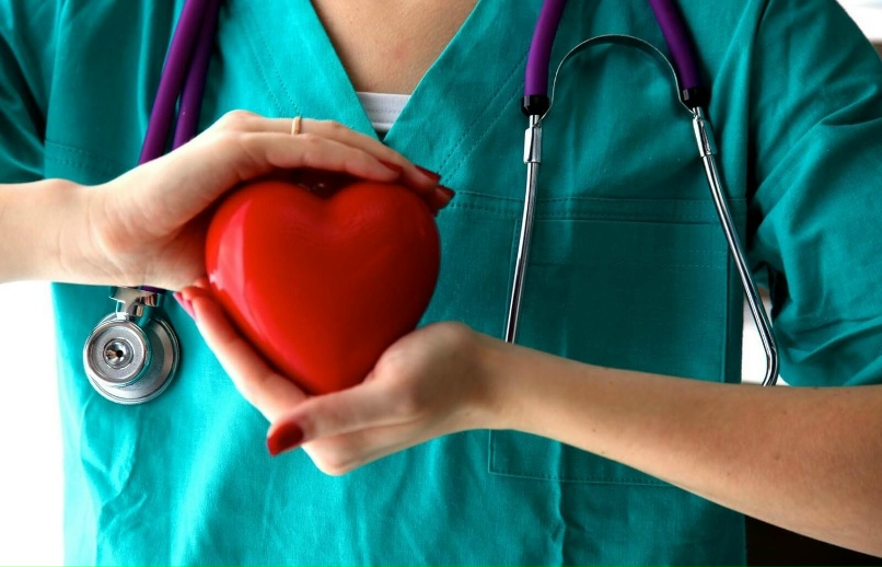 Egészséges ebéd az irodában, zöldségekkel és teljes kiőrlésű termékekkel